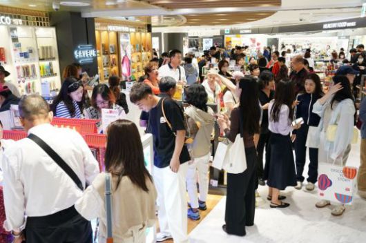 롯데면세점 명동본점을 방문한 중국인 단체 관광객들이 쇼핑을 하고 있다. 롯데면세점 제공