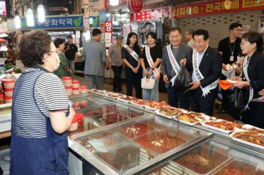 전통시장 활성화와 물가안정 캠페인을 전개하는 나동연 양산시장(오른쪽 두 번째).