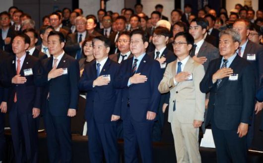 이재명 대통령이 2일 서울 광진구 그랜드워커힐서울 호텔에서 열린 제19회 세계한인의 날 기념식에서 참석자들과 국기에 경례하고 있다. 연합뉴스