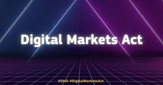 유럽연합의 디지털시장법(DMA, Digital Markets Act)은 애플, 구글, 메타 같은 ‘게이트키퍼’ 기업들이 시장을 독점하지 못하도록 엄격한 규제를 가하고 있다.