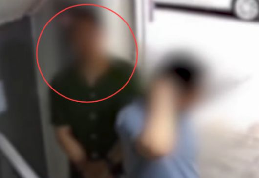 지난 6월 서울의 주택가에서 한 남성이 부동산 중개인을 따라 집을 보러 가는 모습. 경찰청 유튜브 캡처.