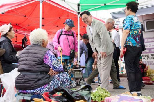 강수현 양주시장이 추석 연휴 기간인 지난 4일 가납시장을 방문해 상인들과 소통하고 있다. 양주시 제공
