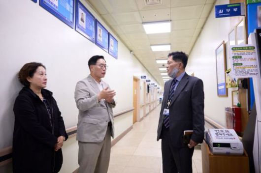 강수현 양주시장이 추석 연휴 기간인 지난 4일 관내 주요 현업기관을 방문해 근무자들을 격려하고 있다. 양주시 제공