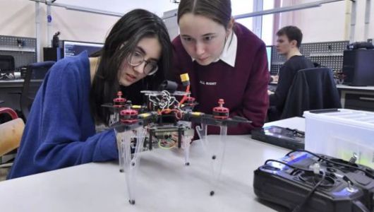 러시아의 한 고등학교에서 학생들이 무인기(드론) 조립 실습 수업을 하는 모습. 지난해부터 러시아 고등학교에서 드론 수업이 기본군사교육으로 채택된데 이어 올해 교과서도 채택됐다. 텔레그램