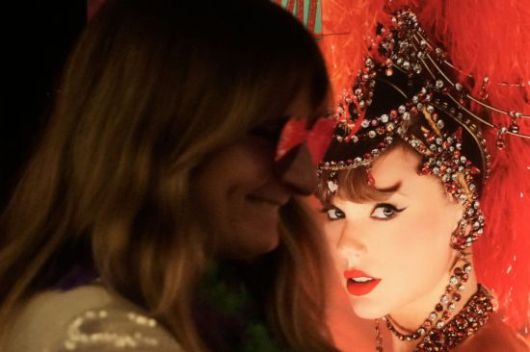 10월 3일 금요일, 샌프란시스코 AMC 메트레온에서 테일러 스위프트의 새 앨범 'The Life of a Showgirl' 공식 발매를 앞두고, 제니 보이어가 스위프트의 포스터 옆에 서 있다. AP연합뉴스