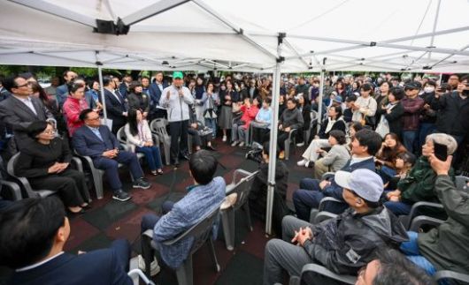 오세훈 서울시장이 13일 오전 재건축 정비계획 변경안이 통과된 서울 강남구 대치동 은마아파트를 찾아 주민 간담회를 하고 있다. 2025.10.13 강진형 기자