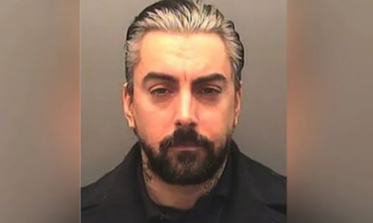 아동 성범죄 혐의로 유죄 선고를 받은 2013년 이안 왓킨스의 모습. BBC