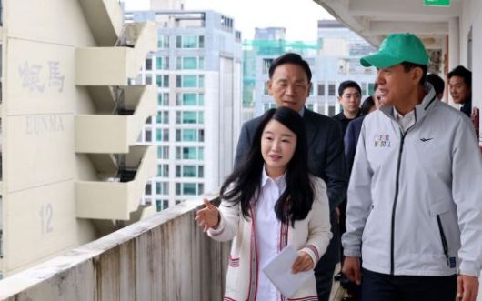 오세훈 서울시장이 13일 서울 대치동 은마아파트 재건축현장을 방문해 현장점검을 하고 있다. 2025.10.13 강진형 기자