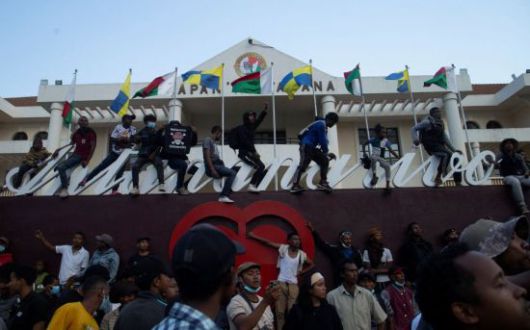 지난 11일(현지시간) 마다가스카르 안타나나리보에서 시위대가 구호를 외치고 있다. 로이터연합뉴스