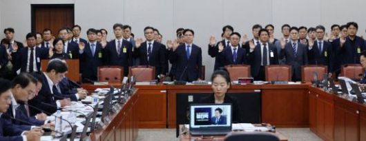 한성숙 중소벤처기업부 장관이 14일 국회에서 열린 산업통상자원중소벤처기업위원회의 중소벤처기업부 등에 대한 국정감사에서 선서하고 있다. 김현민 기자