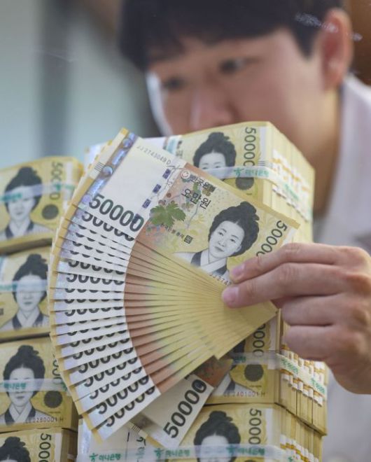 서울 중구 하나은행 위변조대응센터에서 직원이 5만원권을 들어보이고 있다. 연합뉴스