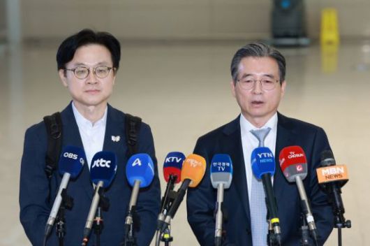 미국으로 출국하며 발언하는 김용범 정책실장    (영종도=연합뉴스) 신현우 기자 = 한미 관세 협상 후속 논의와 관련, 하워드 러트닉 미국 상무부 장관과 협상할 예정인 김용범 대통령실 정책실장이 16일 인천국제공항 제2여객터미널을 통해 미국 워싱턴DC로 출국하기에 앞서 발언하고 있다. 왼쪽은 김정관 산업통상부 장관. 2025.10.16    nowwego@yna.co.kr(끝)＜저작권자(c) 연합뉴스, 무단 전재-재배포, AI 학습 및 활용 금지＞