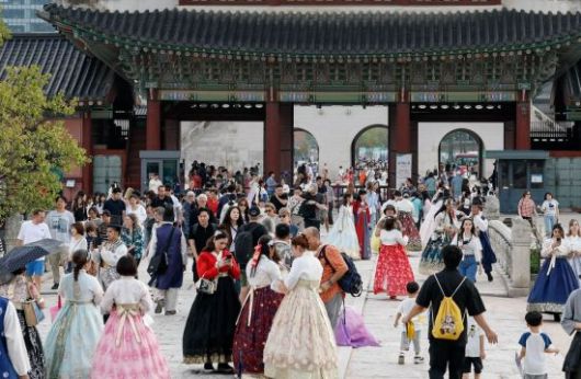 지난달 29일 서울 경복궁이 외국인 관광객들로 붐비고 있다. 강진형 기자