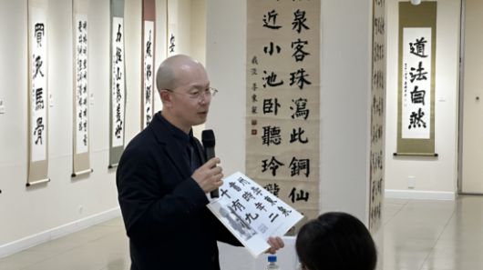 이동천 작가가 16일 서울 명동 갤러리1898에서 기자간담회를 갖고 첫 서예전 ‘천상운집’(千祥雲集)에 대해 설명하고 있다. 본인 제공