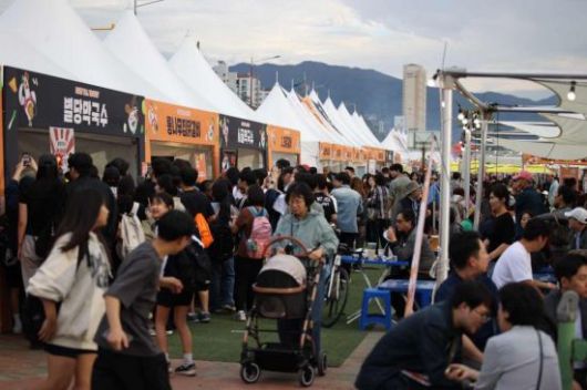 시민들이 지난 17일 춘천막국수닭갈비축제를 즐기고 있다. 춘천시 제공