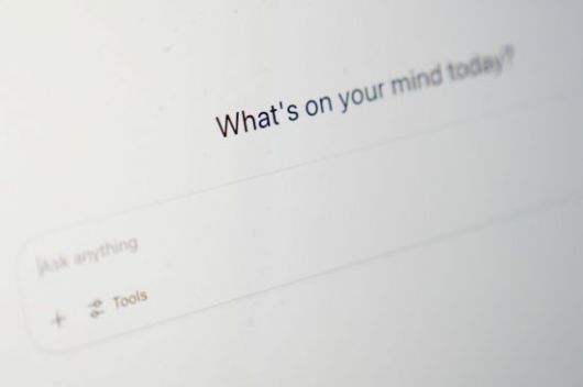 AI 챗봇과의 대화에 지나치게 빠져들거나 우울증에 걸리는 사례도 나오고 있다. AP연합뉴스