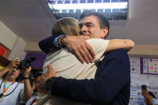 로드리고 파스 대통령 당선인이 19일(현지시간) 볼리비아 라파스의 한 투표소에서 한 지지자와 포옹하고 있다. EPA연합뉴스