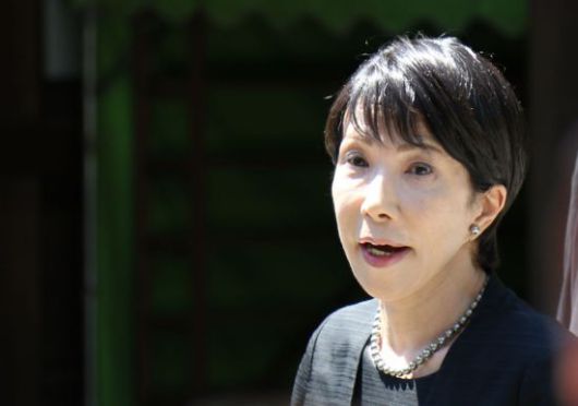 일본이 패전 80년을 맞은 8월 15일 도쿄 야스쿠니신사를 참배한 집권 자민당 다카이치 사나에 의원이 취재진 질문에 답하고 있다. 야스쿠니신사에는 태평양전쟁 A급 전범이 합사돼 있다. 연합뉴스