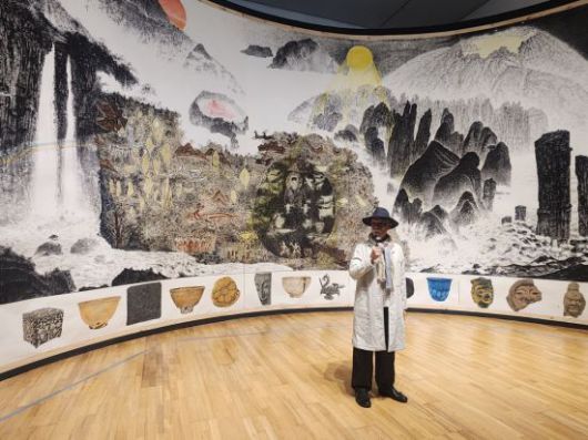 21일 박대성 화백이 솔거미술관에 전시된 자신의 작품 '코리아판타지'(2023) 앞에서 설명하고 있다. 서믿음 기자