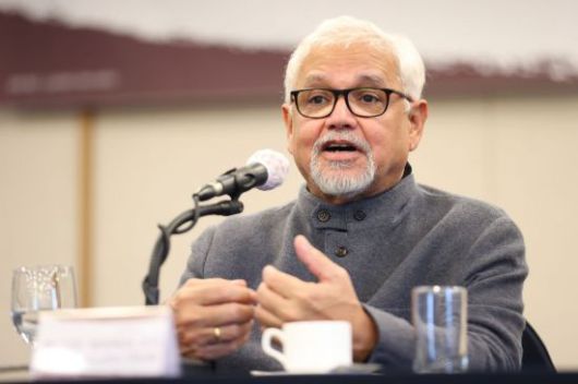 제14회 박경리문학상 수상자인 인도 출신 작가 아미타브 고시가 22일 오후 서울 중구 프레스센터에서 열린 기자간담회에서 인사말을 하고 있다. 연합뉴스