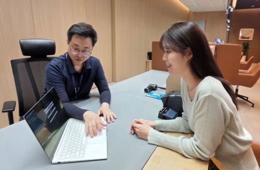 고객이 삼성전자서비스의 전문 엔지니어에게 삼성 노트북 무료점검을 받고 있는 모습. 삼성전자 제공