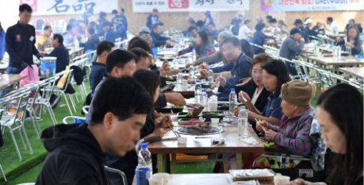 제21회 횡성한우축제가 22일 횡성군 섬강 둔치 일원에서 막을 올린 가운데 축제장이 관람객 등으로 북적거리고 있다. 연합뉴스