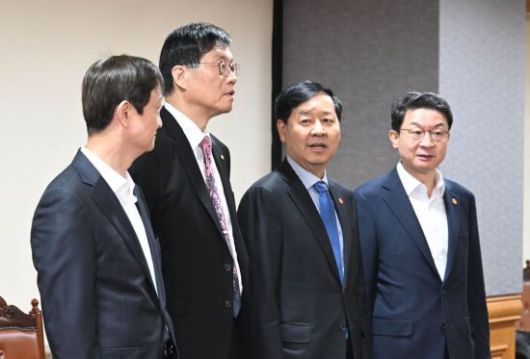 구윤철 경제부총리 겸 기획재정부 장관이 24일 서울 중구 은행연합회에서 열린 시장상황점검회의 시작에 앞서 기념사진을 찍고 있다. 왼쪽부터 이찬진 금감원장, 이창용 한은 총재, 구 부총리, 이억원 금융위원장.(사진출처:기획재정부)