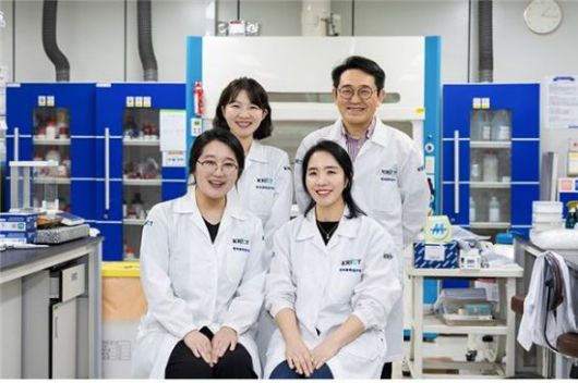 주요 논문 기여자. 왼쪽 아래부터 시계 반대 방향으로 하미진 선문대 교수(1저자), 김기영 화학연 책임연구원(교신저자), 정원훈 선임연구원(공동저자), 최경진 연구원(공동저자). 한국화학연구원 제공