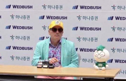 미국 월가 기술주 분석 대가로 꼽히는 댄 아이브스 웨드부시 증권 애널리스트가 올해 2월 서울 여의도 하나증권 본사에서 열린 세미나에 강연자로 참석하기에 앞서 기자들의 질문에 답변하고 있다.