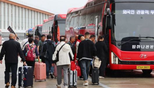 한편, 여론조사 전문업체 케이스탯리서치가 MBC 라디오 '김종배의 시선집중' 의뢰로 지난 14일부터 17일까지 전국 만 18세 이상 성인남녀 2014명을 대상으로 '주변국에 대한 인식조사'를 실시한 결과, 중국에 대한 부정적 인식이 69%로, 긍정적 인식(22%)과 비교해 압도적으로 높았다. 연합뉴스