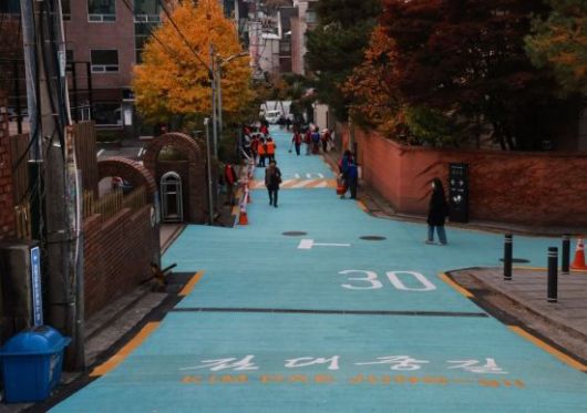 서울 마포구가 고 김대중 전 대통령 동교동 사저와 김대중도서관 주변 길을 김대중길로 명명한다고 밝히고 20일 명명식을 열었다. 사진 오른쪽이 김 전 대통령 사저다. 허영한 기자