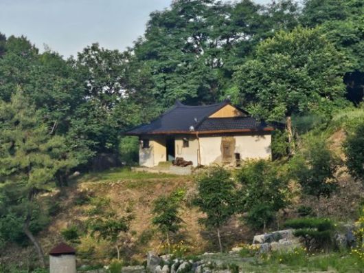 충북 충주시 산척면 송강리 대소강마을에 있는 김혜경 여사의 생가.