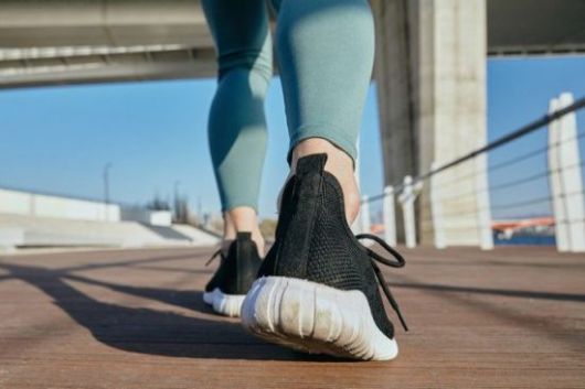 하루 동안 걷는 걸음 수가 같더라도 짧게 여러 번 걷는 것보다 한 번에 10~15분 이상 연속으로 걷는 것이 심혈관질환(CVD)과 사망 위험을 더 크게 낮춘다는 연구 결과가 나왔다. 게티이미지뱅크