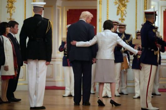 이날 AP통신 등 외신은  트럼프 대통령이 의장대 사열 도중 잠시 어디로 갈 지 방향을 잃어 다카이치 총리가 허리에 손을 얹고 그를 안내하는 모습이 포착됐다고 보도했다. AP연합뉴스