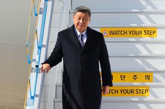 2025 아시아태평양경제협력체(APEC) 정상회의 참석을 위해 국빈 방한한 시진핑 중국 국가주석이 30일 부산 김해국제공항에 도착해 전용기에서 내려오고 있다. 연합뉴스