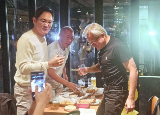 젠슨 황 엔비디아 최고경영자가 지난 30일 서울 삼성동 한 치킨집에서 진행된 이재용 삼성전자 회장, 정의선 현대차그룹 회장과 치맥 회동을 하고 있다. 연합뉴스