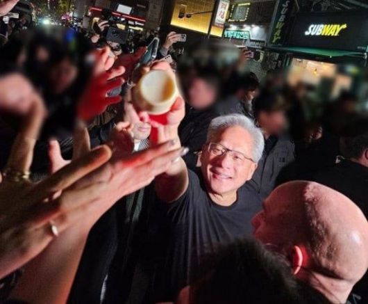 시민들에게 빙그레 바나나맛 우유를 나눠주는 젠슨 황 엔비디아 최고경영자(CEO). 엑스(X·옛 트위터) 캡처