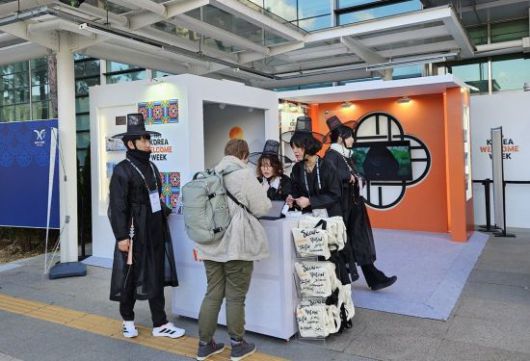 아시아태평양경제협력체(APEC) 정상회의 기간 코레일이 경주역에 설치한 홍보부스에서 애니메이션 영화 '케이팝 데몬헌터스(K-Pop Demon Hunters)' 캐릭터로 분장한 안내 인력이 외국인 방문객에게 행사를 소개하고 있다. 코레일