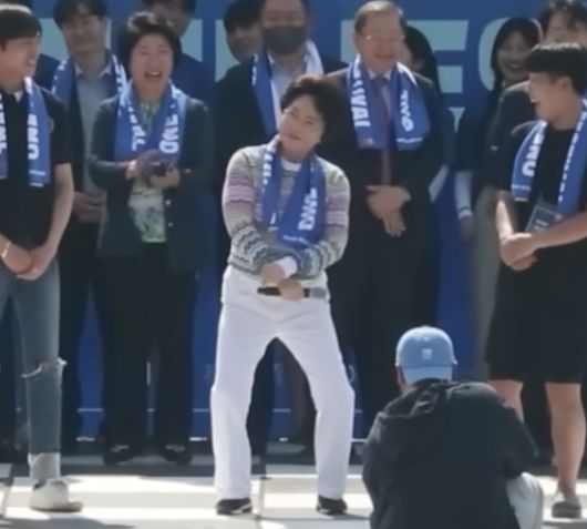 이길여 가천대학교 총장이 2023년 가천대학교 축제에서 단상에 올라 싸이의 '강남스타일' 말춤을 추고 있다. 유튜브 캡처
