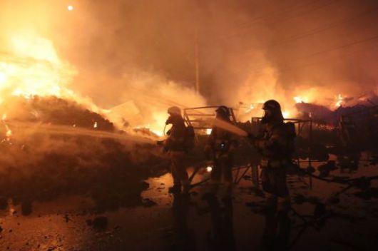 4일 밤 경기도 포천시 내촌면 진목리 소재 공장단지(만성섬유 외 2개소) 에서 대형 화재가 발생해 소방대원들이 진화작업에 나서고 있다. 경기북부소방재난본부 제공