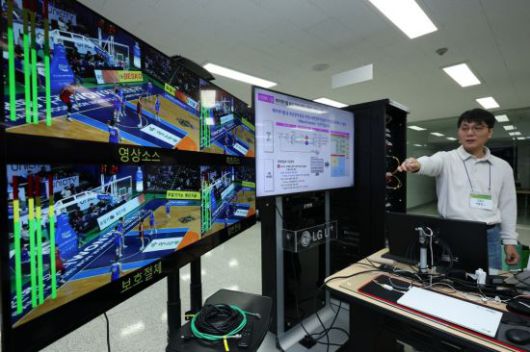 LG유플러스가 내년 2월 이탈리아 밀라노에서 열리는 동계올림픽 방송 중계 준비에 박차를 가하고 있다고 5일 밝혔다. 사진은 LG유플러스 직원이 안양사옥 방송센터에서 ‘히트리스 프로텍션’ 기술을 시연하고 있는 모습. LG유플러스 제공