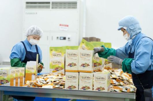 지난 6일 경기도 고양시 성석동에 위치한 견과류 제조기업 더채움 공장에서 직원들이 제품 포장 작업을 하고 있다. 메인비즈협회