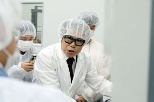 권영기 더채움 대표가 지난 6일 경기도 고양시 성석동에 위치한 더채움 공장에서 견과류 가공 공정을 설명하고 있다. 메인비즈협회