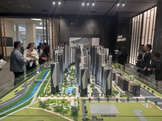 서울 송파구 래미안 갤러리에 마련된 '반포 래미안 트리니원' 견본주택을 찾은 방문객들이 단지 모형을 둘러보고 있다. 한진주 기자