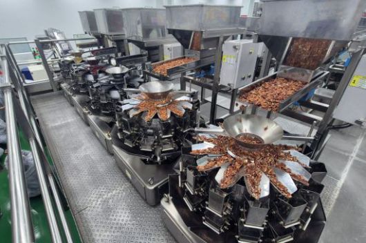 더채움 공장 내 가공 공정을 거쳐 '하루한줌 E25g 견과(하루견과)'가 생산되고 있다. 최호경 기자