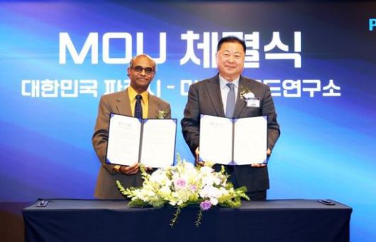 김경일 파주시장(오른쪽)이 미국 매사추세츠주 케임브리지에 위치한 브로드연구소(계산 단백질체학 그룹)와 국제 협력 기반 구축을 위한 업무협약을 체결하고 있다. 파주시 제공