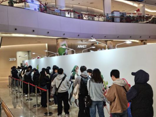 19일 닌텐도 팝업스토어 앞 사전예약 대기줄. 박재현 기자