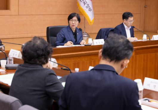 정은경 보건복지부장관이 24일 서울 정부청사에서 열린  국민연금 기금운용위원회를 진행하고 있다.