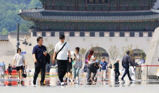 여름이 지나도 유리·철근·아스팔트를 품은 도시는 열을 놓지 않는다. 계절은 바뀌어도, 도시는 여전히 여름을 기억한다. 지난 여름 서울 광화문광장을 시민들이 걷고 있다. 연합뉴스 제공