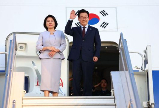 주요 20개국(G20) 정상회의 일정을 마친 이재명 대통령과 김혜경 여사가 23일(현지시간) 다음 국빈 방문지인 튀르키예로 가기 위해 남아프리카공화국 요하네스버그 OR탐보 국제공항에서 공군 1호기에 올라 인사하고 있다. 연합뉴스
